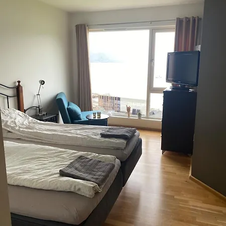 Coolcation - Appartment, 2 Bedrooms, 2 Bath, Stunning Sea View, Free Parking Leilighet *