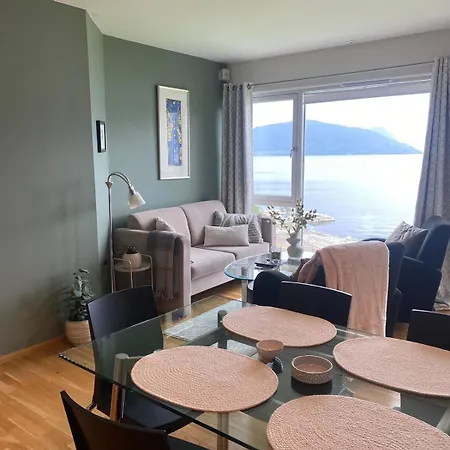 Coolcation - Appartment, 2 Bedrooms, 2 Bath, Stunning Sea View, Free Parking * Hjelmeland